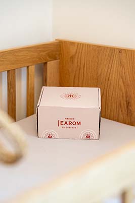 Boite d'envoi coli aux couleurs d'une marque de cosmétique en Ardèche